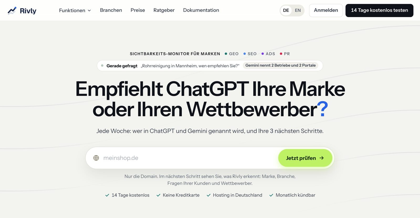 Startseite von rivly.de: die Frage „Empfiehlt ChatGPT Ihre Marke oder Ihren Wettbewerber?“, darunter ein Feld für die eigene Domain mit der Taste „Jetzt prüfen“ und die Zusagen 14 Tage kostenlos, keine Kreditkarte, Hosting in Deutschland, monatlich kündbar.